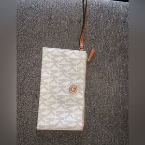 Michael Kors Wristlet! 🤍💞